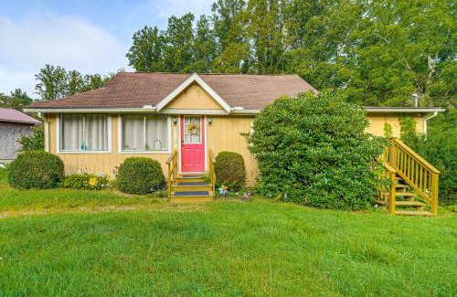 Fayetteville House | 2 Mi to Hiking Trails Cozy Fayetteville Cottage!