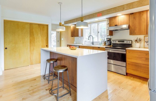 Town of White Creek House | 2 Mi to Hoosic River: 'The Moss House' w/Deck!