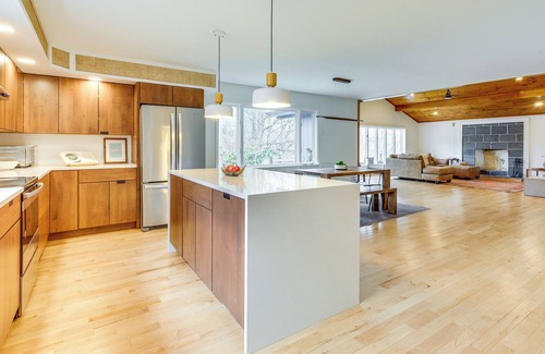 Town of White Creek House | 2 Mi to Hoosic River: 'The Moss House' w/Deck!