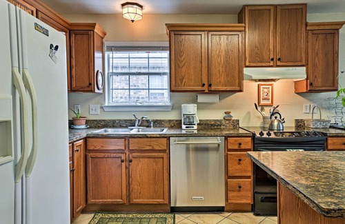 McQueeney Cottage | 2 Mi to Lake Mcqueeny: Gem w/Covered Patio