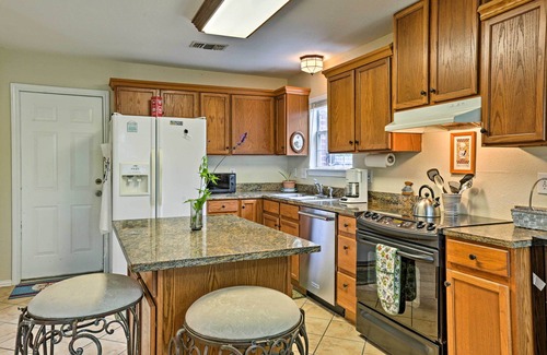 McQueeney Cottage | 2 Mi to Lake Mcqueeny: Gem w/Covered Patio