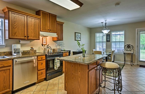 McQueeney Cottage | 2 Mi to Lake Mcqueeny: Gem w/Covered Patio