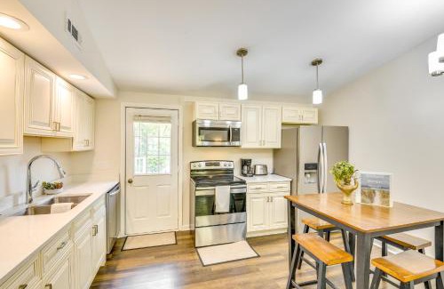 Shorewood-Tower Hills-Harbert Apartment | 2 Mi to Lake Michigan Pet-Friendly Sawyer Apt