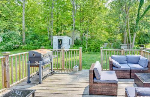 Shorewood-Tower Hills-Harbert Apartment | 2 Mi to Lake Michigan Pet-Friendly Sawyer Apt