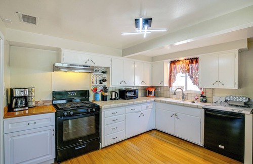 Belmont Heights House | 2 Mi to Ocean: Long Beach Home w/Gas Grill!