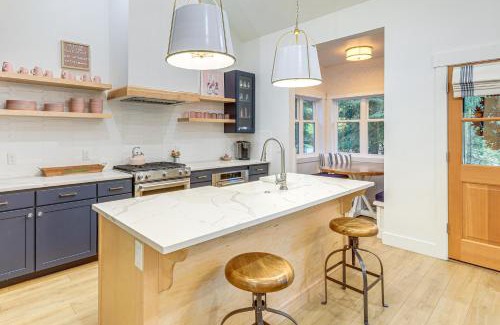 McCall House | 2 Mi to Payette Lake Charming Cottage with Hot Tub!