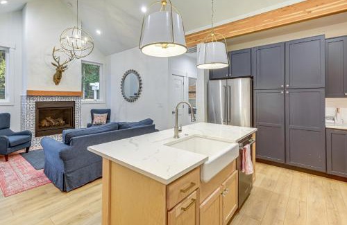 McCall House | 2 Mi to Payette Lake Charming Cottage with Hot Tub!