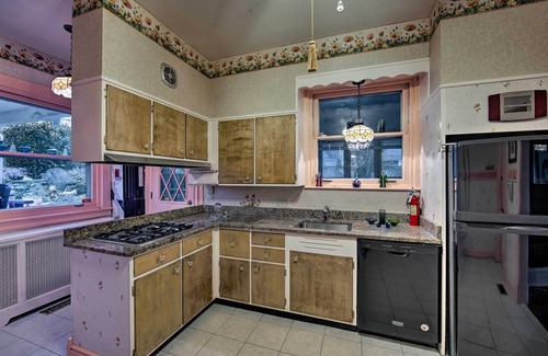 Reading House | 2 Mi to Reading Pagoda: Spacious Home w/Deck!