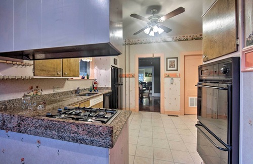 Reading House | 2 Mi to Reading Pagoda: Spacious Home w/Deck!