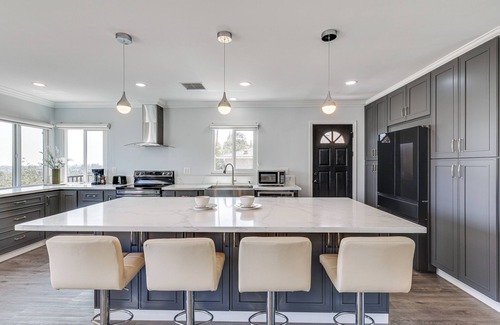 South Arroyo House | 2 Mi to Rose Bowl Stadium: Mtn-View Gem w/Patio