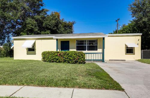 Riviera Beach House | 2 Mi to Shore Riviera Beach Retreat with Yard