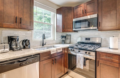 South Shore House | 2 Mi to South Shore Beach: Urban Retreat w/Yard