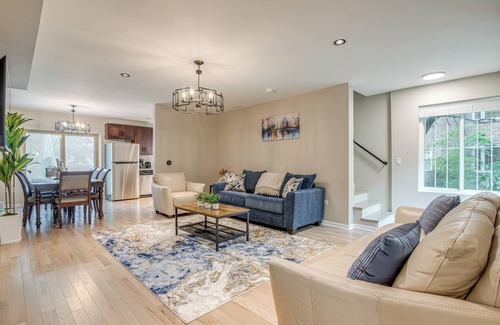 South Shore House | 2 Mi to South Shore Beach: Urban Retreat w/Yard