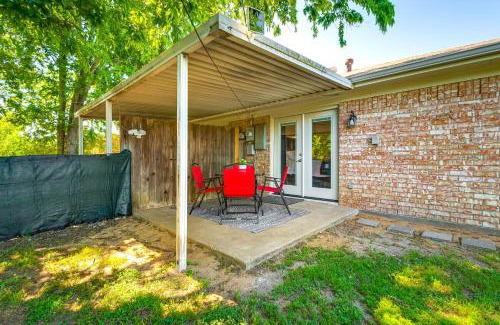 College Station House | 2 Mi to Texas AandM Pet-Friendly Duplex with Yard!