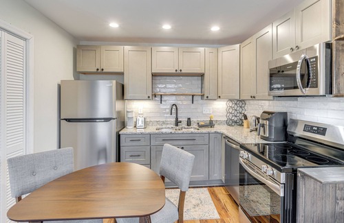 Schnitzelburg Apartment | 2 Mi to University of Louisville: Apt w/Fire Pit!
