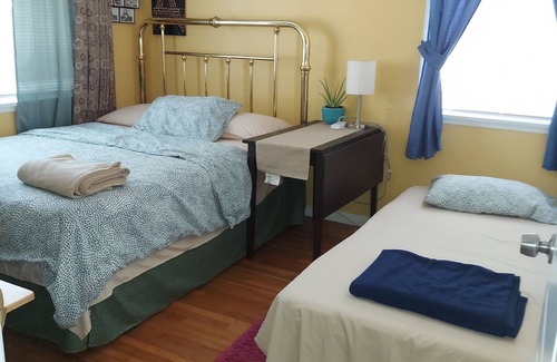 Sun Valley Bed & Breakfast | 2 Miles Burbank Airport & Amtrak, 6-7 Miles Universal City, 10 Miles Hollywood