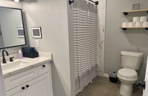 Somerville Cottage | 2 miles from Welch Park boat ramp and park!Close to grocery store and restaurant
