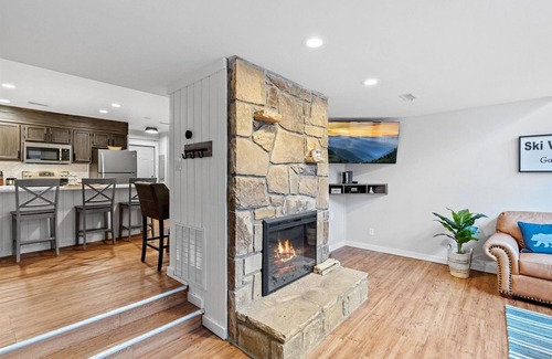 Chalet Village House | 2 miles to Downtown Gatlinburg,GSMNP, walk to Ober Mountain + Pool!