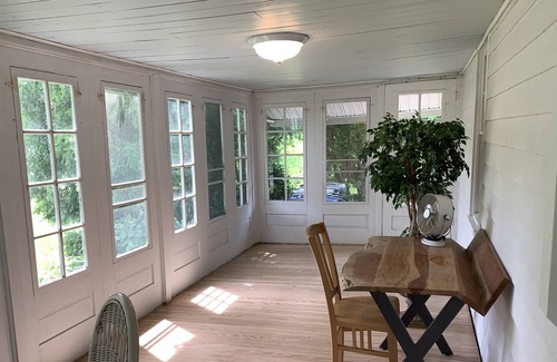 Manasquan House | 2 miles to Manasquan Beach !! Charming Cape Style Home with huge Yard .