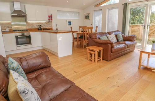 Looe House | 2 MILLER'S ISLAND, pet friendly, luxury holiday cottage in Lanreath