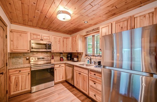 Village at Camelback House | "2 Min From Aquatopia & Camelbeach Waterparks,Pool,Zip-Line,Pickleball/Tennis"