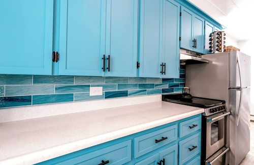 Beach Point House | 2 min to the beach. Family-sized house with vies of the water & kayaks,