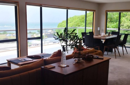 Kaiteriteri House | 2 min walk to beach-views-private-large yard- 2 car garage plus parking for Boat