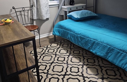 Wadsworth House | 2 min walk to bike trail! Nice gameroom with air hocky!