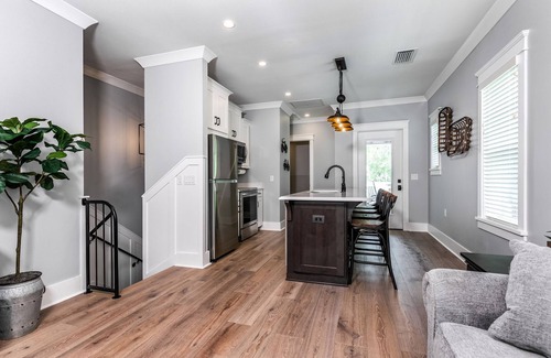 Mount Dora Apartment | 2 min walk to Downtown/KING BED/Golf Cart Rental/Pet Friendly!