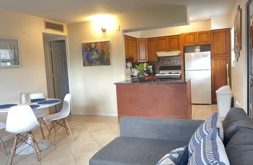 Sarasota Apartment | 2 min walk to LIDO BEACH. approx 5-7 min walk to ST. ARMANDS CIRCLE