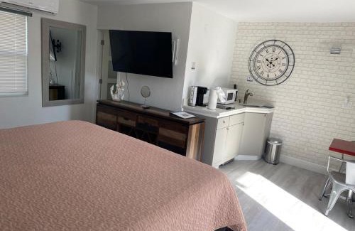 Lauderdale-by-the-Sea Apartment | 2 Min Walk To The Beach- Renovated King Studio #2