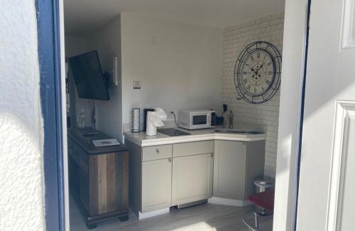 Lauderdale-by-the-Sea Apartment | 2 Min Walk To The Beach- Renovated King Studio #2