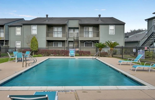 Webster Apartment | 2 mins from I-45|Luxurious Unit|Community Pool|Private Balcony|Laundry Area|Keurig|Fitness Center