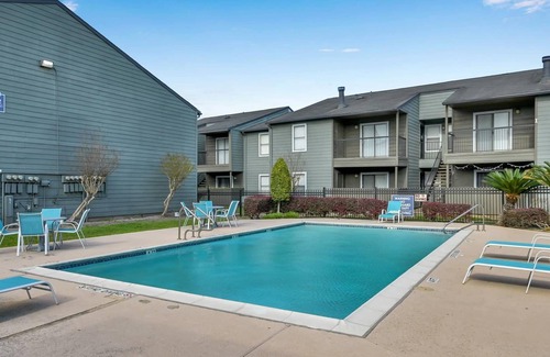 Webster Apartment | 2 mins from I-45|Luxurious Unit|Community Pool|Private Balcony|Laundry Area|Keurig|Fitness Center