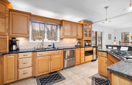 Petoskey House | 2 mins to Walloon Lake beach-Convenient-Hot tub-Game room-Firepit-Custom Kitchen