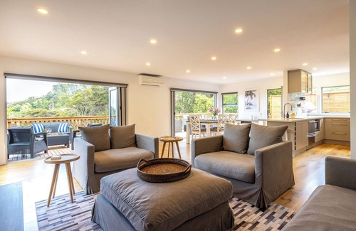 Ostend House | 2 minute drive to the beach, 3 minute walk to the pool, spa at the property