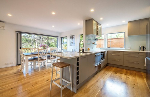 Ostend House | 2 minute drive to the beach, 3 minute walk to the pool, spa at the property