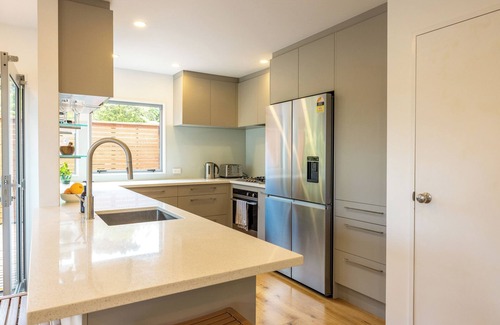 Ostend House | 2 minute drive to the beach, 3 minute walk to the pool, spa at the property
