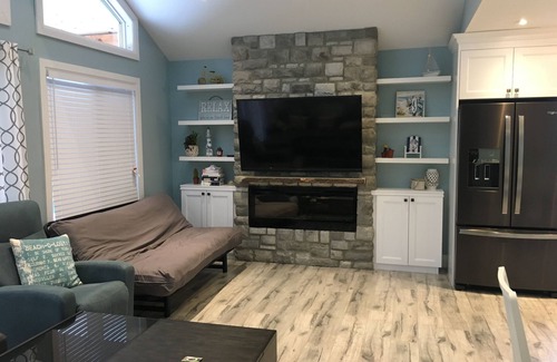 Wasaga Beach House | 2 minute walk to beach. 30 minute drive to Blue Mountain ski resort.