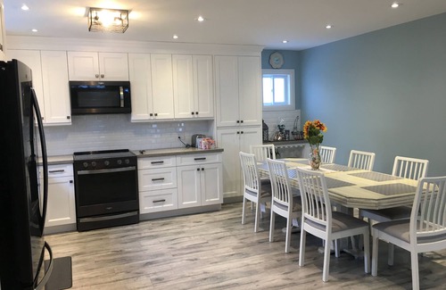 Wasaga Beach House | 2 minute walk to beach. 30 minute drive to Blue Mountain ski resort.