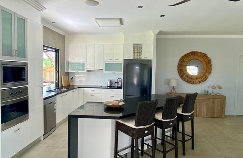 Woodgate House | 2 minute walk to the beach! One street back from the Esplanade Woodgate Beach.