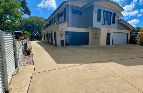 Woodgate House | 2 minute walk to the beach! One street back from the Esplanade Woodgate Beach.