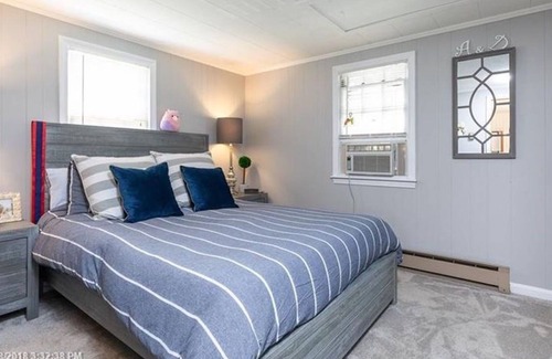 York Harbor House | 2 minute walk to York's Long Sands Beach!