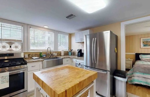 Saint Simons Island Cottage | 2 Minute Walk to Beach, Pet Friendly, Hot Tub, Convenient Private Parking