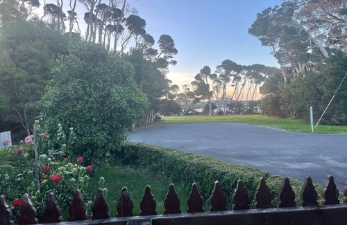 Smithton House | 2 Minutes to town center. Water views of duck river.