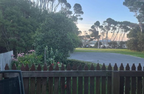 Smithton House | 2 Minutes to town center. Water views of duck river.