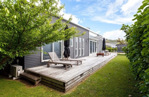 Whangapoua House | 2 minutes toes hit sand! Superb beach house with amazing amenities WIFI!