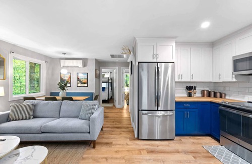 New Market House | 2 Modern Cabins: Hot Tub, Fire Pit, Grill, & Wifi!