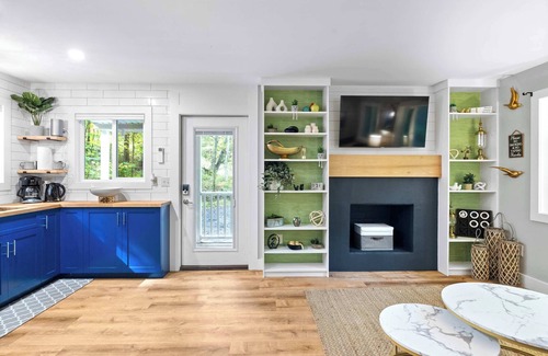 New Market House | 2 Modern Cabins: Hot Tub, Fire Pit, Grill, & Wifi!