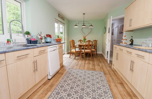 Chirk Cottage | 2 MOUNTAIN VIEW, pet friendly, with hot tub in Chirk
